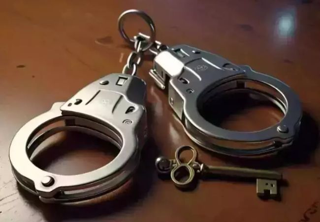 Bengaluru: Two including Energy Minister’s special officer, held for taking bribe